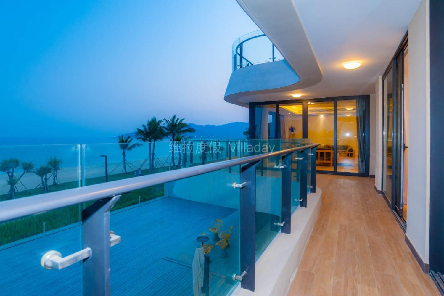 海景游泳池在现代阁楼设计，豪华的海洋海滩房子照片摄影图片_ID:311329034-Veer图库